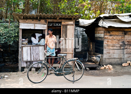 INDIA Kerala KOCHI piccolo negozio di barbiere in una baracca su una strada di sporco nella città di Kochi Foto Stock