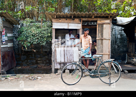 INDIA Kerala KOCHI piccolo negozio di barbiere in una baracca su una strada di sporco nella città di Kochi Foto Stock