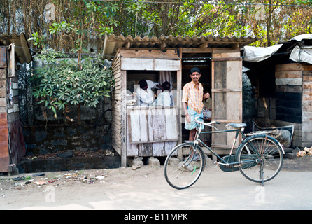 INDIA Kerala KOCHI piccolo negozio di barbiere in una baracca su una strada di sporco nella città di Kochi Foto Stock