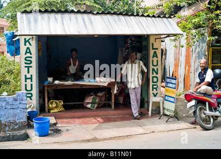 INDIA Kerala KOCHI piccolo negozio di biancheria in una baracca su una strada di sporco nella città di Kochi Cochin in precedenza con il servizio lavanderia wallah Foto Stock