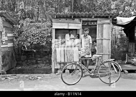 INDIA Kerala KOCHI piccolo negozio di barbiere in una baracca su una strada di sporco nella città di Kochi Foto Stock