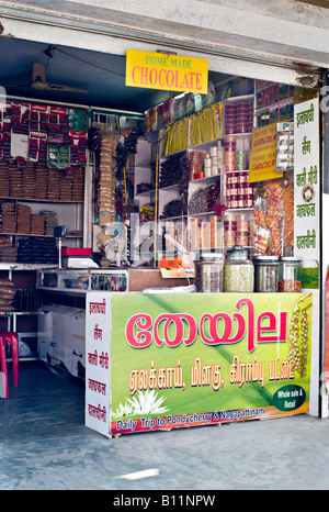 INDIA Kerala KUMILY minuscoli e colorati negozio di caramelle e cioccolatini fatti in casa nella città di Kochi precedentemente Cochin Foto Stock