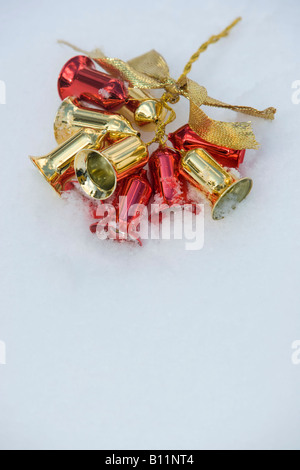 JINGLE BELLS CHRISTMAS ORNAMENT OUTSIDE IN SNOW Foto Stock