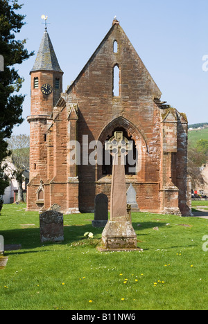 dh Fortrose Cattedrale FORTROSE ROSS CROMARTY Cattedrale rovine e croce celtica lapide la chiesa scozzese rovinato regno unito pasqua Rossshire Foto Stock