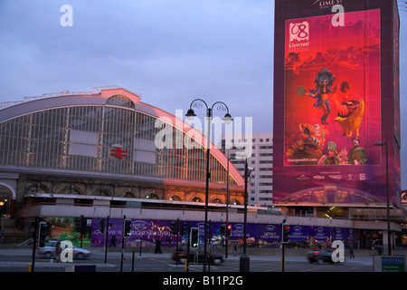 Strade avanti annuncio, stazione di Lime Street, Liverpool, Regno Unito Foto Stock