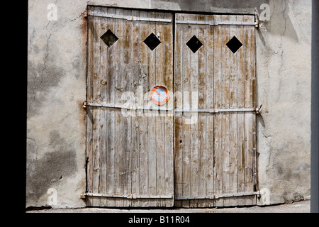 Il vecchio fienile porta, Digne Les Bains, Alpes de Haute Provence, Francia Foto Stock