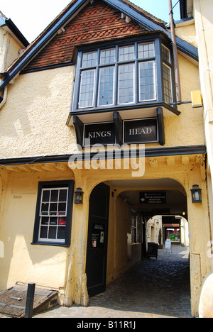 Xiii secolo King's Head Pub, King's passaggio testa, la piazza del mercato, Aylesbury, Buckinghamshire, Inghilterra, Regno Unito Foto Stock