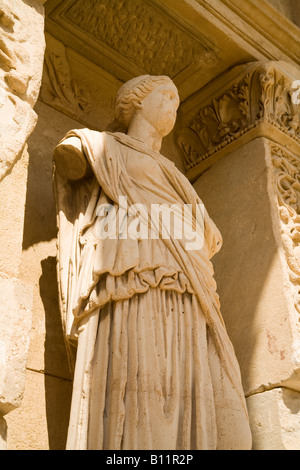 Statua di Sophia nella parte anteriore della libreria di Celso metropoli di Efeso Denizli Turchia Foto Stock