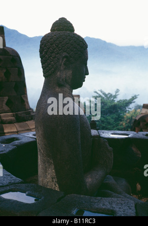 Statua di Buddha in una lotus posizione di seduta in Borobudur Foto Stock