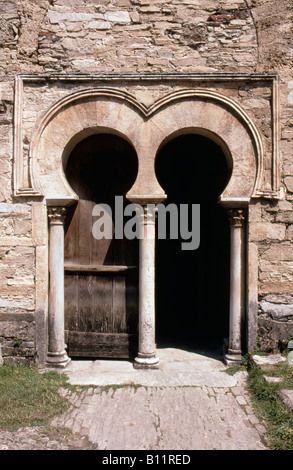 Il decimo secolo mozarabo chiesa di Santiago de Penalba nel villaggio di quel nome vicino a Ponferrada, Leon prov. Spagna settentrionale Foto Stock