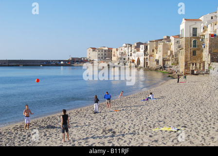 La spiaggia e il lungomare, Cefalu, provincia di Palermo, Sicilia, Italia Foto Stock