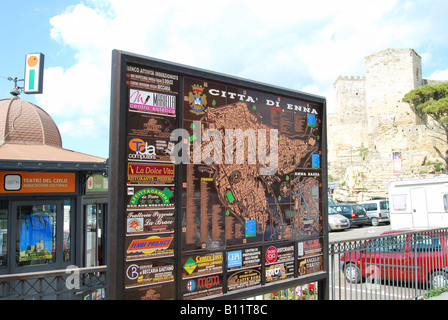 Informazioni turistiche di Kiosk e mappa della città, Citta di Enna, in provincia di Enna, Sicilia, Italia Foto Stock