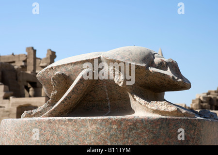 Scarabeo gigante Scarabeo Khepri rappresenta il rinato sun, Distretto di Amon, il Tempio di Karnak e Luxor, la Valle del Nilo, Egitto Foto Stock