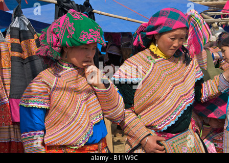 Due fiori donne Hmong Bac Ha mercato domenicale nel Vietnam del Nord Foto Stock