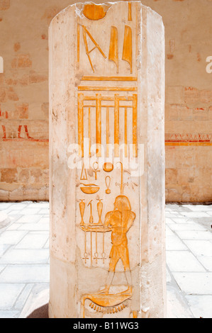 Geroglifici sul pilastro, terrazza superiore, Deir el-Bahri o tempio mortuario della Regina Hatshepsut, West Bank, Luxor, la Valle del Nilo, Egitto Foto Stock