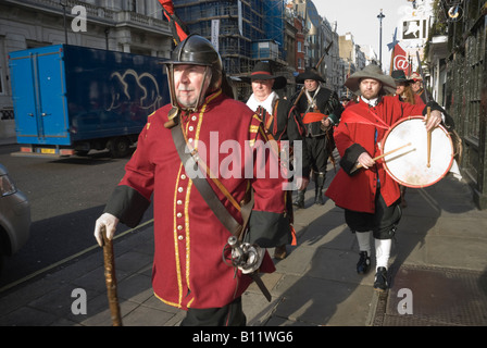 Un esercito di Re reggimento marche giù St James's St per partecipare alla parata annuale per commemorare l'esecuzione del Re Carlo Foto Stock