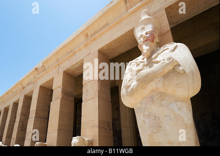 Statua di Osiride sulla terrazza superiore, Deir el-Bahri o tempio mortuario della Regina Hatshepsut, West Bank, Luxor, la Valle del Nilo, Egitto Foto Stock