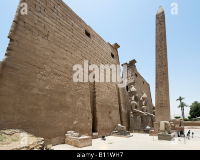 Colossi di Ramses II e obelisco del Tempio di Luxor, Luxor, la Valle del Nilo, Egitto Foto Stock