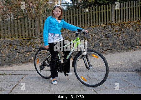 Ragazza su una bicicletta Foto Stock