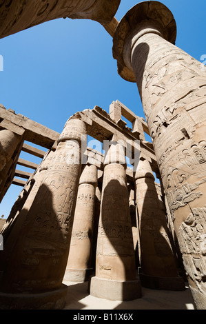 Pilastri nella grande Hypostyle Hall, Distretto di Amon, il Tempio di Karnak e Luxor, la Valle del Nilo, Egitto Foto Stock