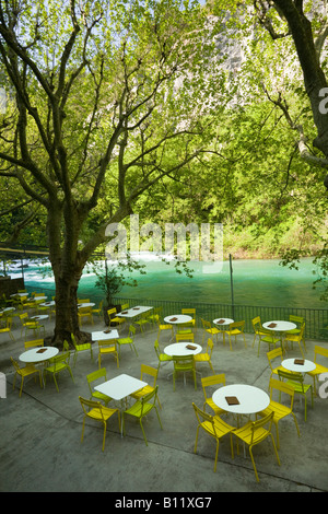 Di fronte al fiume Sorgue, terrazza di un caffè vuota di clienti (Francia). Terrasse vide d'onu café devant la Sorgue. Foto Stock