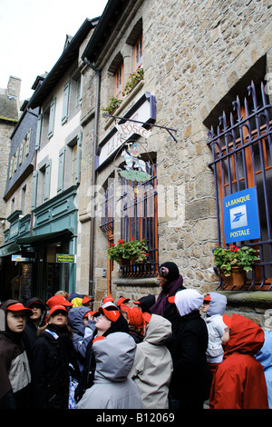 Gli allievi con il loro insegnante presso Le Mont Saint Michel Normandia Francia Foto Stock