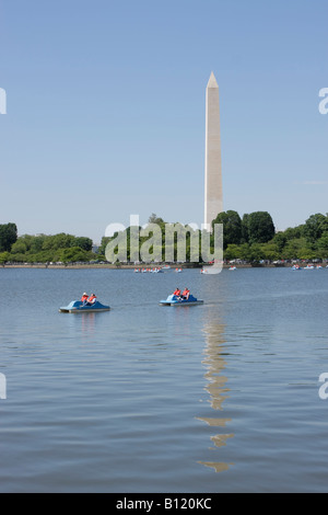Barche sul bacino di marea nei pressi di Jefferson Memorial, Washington Memorial sullo sfondo, Washington DC, Stati Uniti d'America Foto Stock