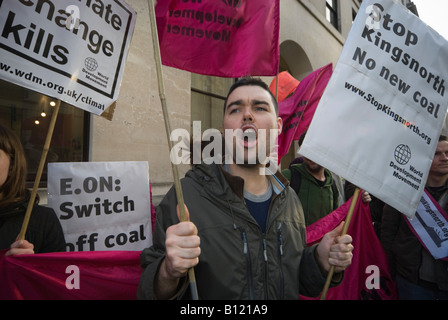 I sostenitori del clima protesta a EON uffici a Londra contro i piani per la costruzione di nuove centrali elettriche a carbone a Kingsnorth, Kent Foto Stock