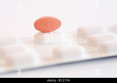 Un 40mg compressa di simvastatina su una confezione in blister Foto Stock