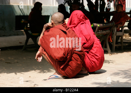 Due monaci buddisti in università a Mandalay, Myanmar (Birmania) Foto Stock