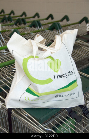 Sacchetti eco riutilizzabili in cotone con logo i recycle sul carrello per supermercati Islington London UK 1 Foto Stock