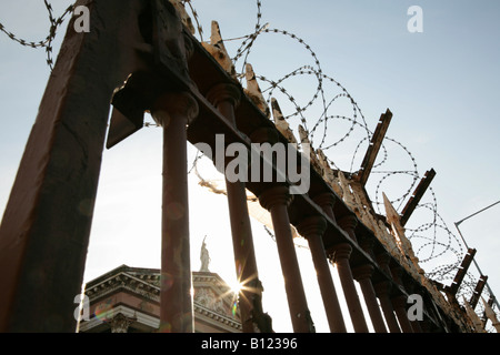 Filo spinato sul perimetro di recinzione in disuso Crumlin Road tribunali, Belfast, Irlanda del Nord. Foto Stock