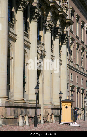 Garitta fuori la Kungliga Slottet o il Royal Palace, la Città Vecchia o di Gamla Stan, Staden Isola, Stoccolma, Svezia. Foto Stock