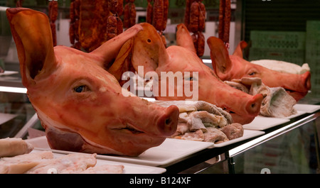 Teste di maiale in vendita presso ogni giorno il mercato di carne Foto Stock