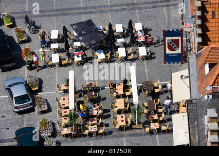 Vista aerea di mangiare all'aperto al marciapiede bar e cafe Tournai Belgio Foto Stock