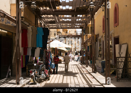 Negozi nel bazaar, la Sharia al Souk, Luxor, la Valle del Nilo, Egitto Foto Stock