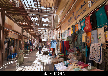 Negozi nel bazaar, la Sharia al Souk, Luxor, la Valle del Nilo, Egitto Foto Stock