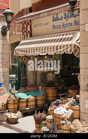 Negozio di spezie nel bazaar, la Sharia al Souk, Luxor, la Valle del Nilo, Egitto Foto Stock