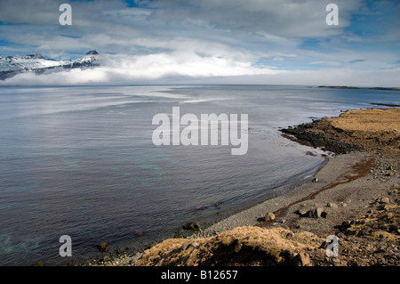 Reydarfjordur e le montagne del Oddsskaro passano nella zona est di fiordi regione orientale di Islanda Foto Stock