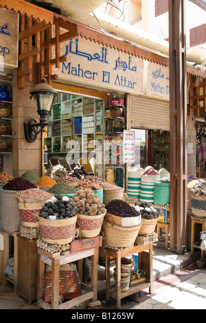 Negozio di spezie nel bazaar, la Sharia al Souk, Luxor, la Valle del Nilo, Egitto Foto Stock