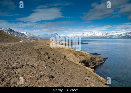 Reydarfjordur e le montagne del Oddsskaro passano nella zona est di fiordi regione orientale di Islanda Foto Stock