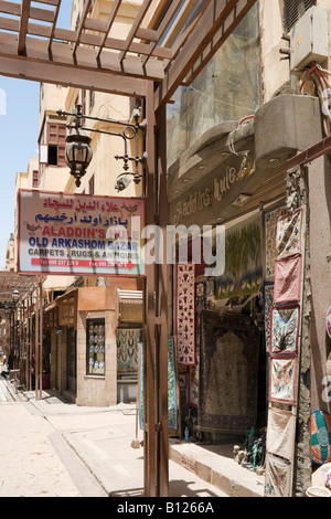 Negozio di tappeti in Bazaar, la Sharia al Souk, Luxor, la Valle del Nilo, Egitto Foto Stock