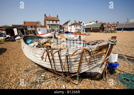 Regno Unito Inghilterra Suffolk Aldeburgh barche di pescatori sulla spiaggia Foto Stock