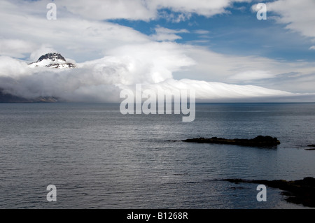 Reydarfjordur e le montagne del Oddsskaro passano nella zona est di fiordi regione orientale di Islanda Foto Stock