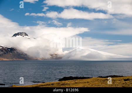 Reydarfjordur e le montagne del Oddsskaro passano nella zona est di fiordi regione orientale di Islanda Foto Stock