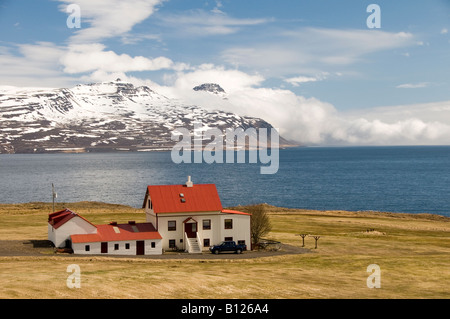 Azienda agricola sulle rive di Reydarfjordur vicino Hafranes in oriente fiordi regione orientale di Islanda Foto Stock