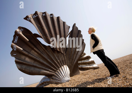 Regno Unito Inghilterra Suffolk Aldeburgh artista Maggie Hamblings Benjamin Britten smerlo scultura shell sulla spiaggia Foto Stock