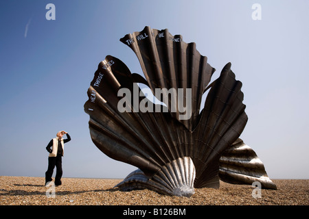 Regno Unito Inghilterra Suffolk Aldeburgh artista Maggie Hamblings Benjamin Britten smerlo scultura shell sulla spiaggia Foto Stock