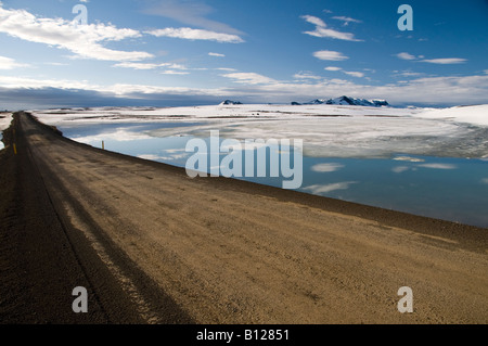 Strada di ghiaia da Myvatn a Husavik route 87 vicino al Lago Myvatn Reykjahlid Nord Islanda EU Europe Foto Stock