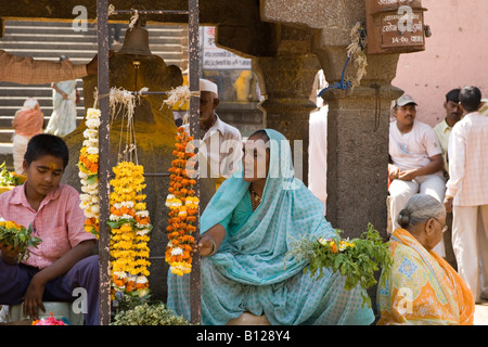 Fornitori in parte anteriore del tempio in Jejury città e un consiglio comunale nel distretto di Pune nello stato indiano del Maharashtra Foto Stock